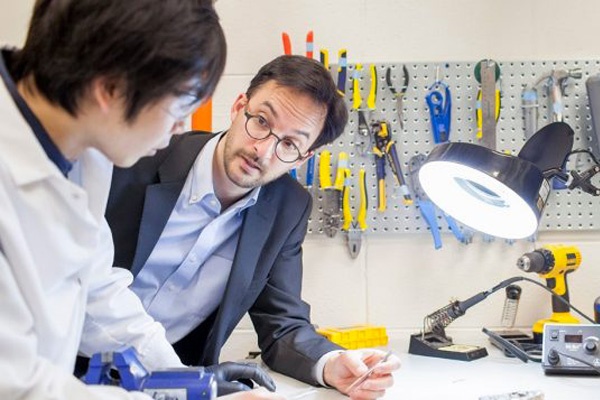 Antoine Allanore speaking with researcher